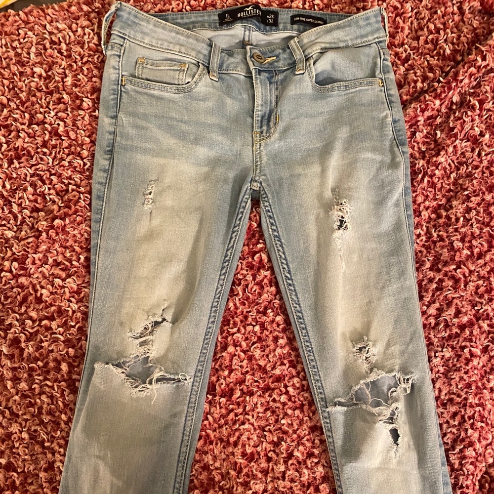 low rise hollister ripped jeans. 1L w25 L32